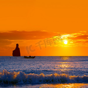 巴利阿里群岛圣胡安的 Ibiza Cala Benirras 日落海滩