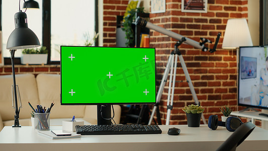 客厅空桌显示器上的绿屏显示