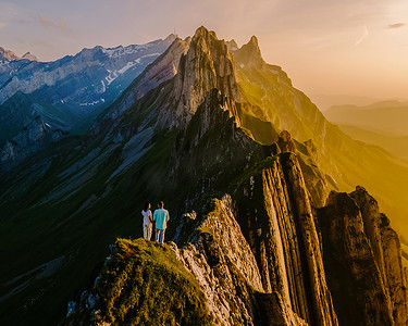 瑞士舍弗勒阿彭策尔内罗登山边看日落的情侣