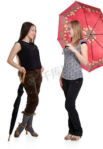 两个打伞的女孩