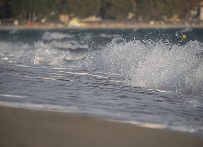 蓝色大海上的波浪海滩