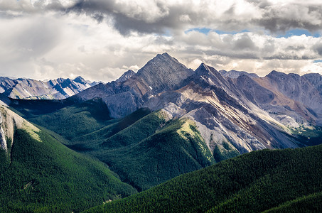 加拿大艾伯塔省落基山脉的美景