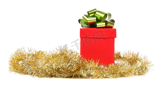 红色礼品盒和绿色蝴蝶结。