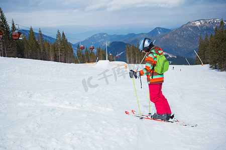 滑雪的女孩。