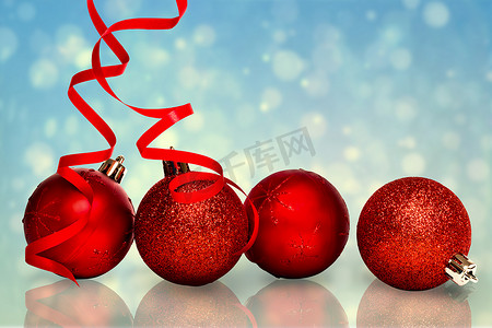 红色斑点的球摄影照片_四个红色圣诞球装饰的合成图像