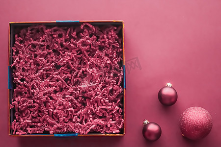圣诞假期礼物和美容盒订阅包模型，用于豪华圣诞礼物或产品，空的开放式礼盒平铺在粉红色背景上作为在线购物交付，平面