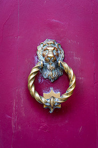 敲好吃摄影照片_房子马耳他人的门环前门
