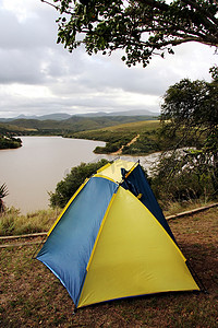水坝上的小帐篷