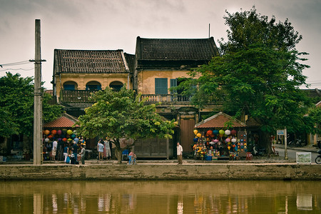 河边的越南街
