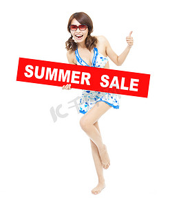 大减价牌子摄影照片_快乐的比基尼女孩举着夏季大减价的牌子。
