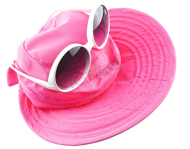 戴上孤立的粉红色帽子的白色太阳镜