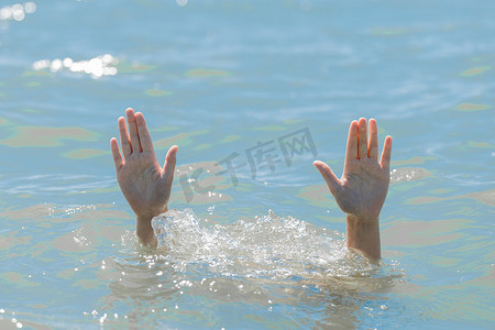 游泳溺水摄影照片_从溺水女孩的水下伸出的手，在一次危险的游泳中帮助和紧急营救一个人，sos
