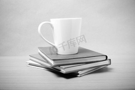 一叠带咖啡杯黑白色调风格的书