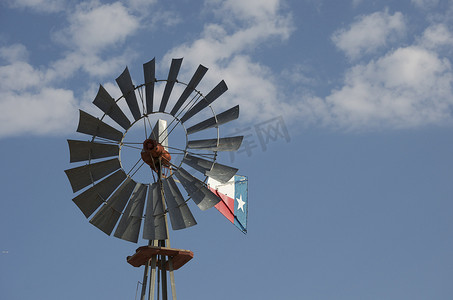 红云彩摄影照片_反对蓝色得克萨斯天空的风车