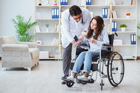 坐轮椅的残疾病人去看医生进行定期检查