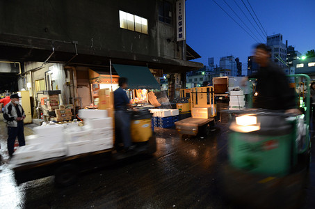 东京 — 11 月 26 日：购物者参观东京的筑地鱼市场