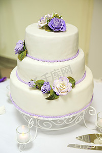 粉色花朵装饰摄影照片_用美丽的花朵装饰的婚宴喜饼