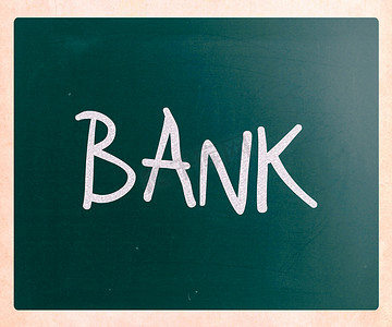 黑板上用白色粉笔手写的“银行”一词