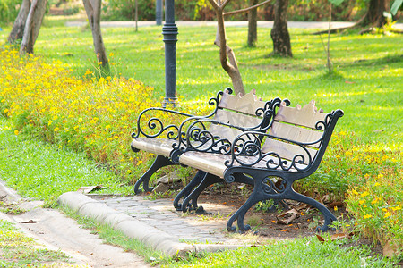 公园里的长椅与花