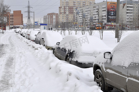 雪带来的汽车，停在马路路边。