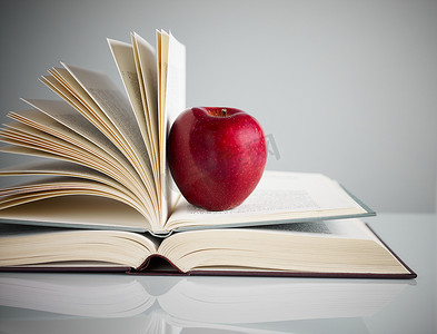 书籍上的苹果摄影照片_书本上的红苹果