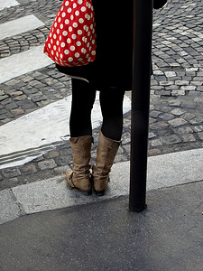 购物城市线条摄影照片_红色包。