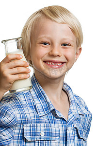 拿着瓶牛奶的愉快的男孩。