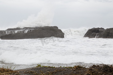 波涛汹涌的大海，海浪拍打着岩石
