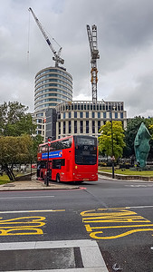 英国伦敦 — 2020年7月8日：现代红色双层巴士在伦敦市中心等候人们