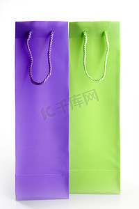 两个高大的购物刘海，紫色和绿色