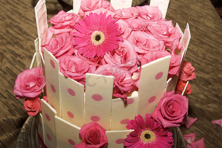 粉色柱子摄影照片_结婚蛋糕