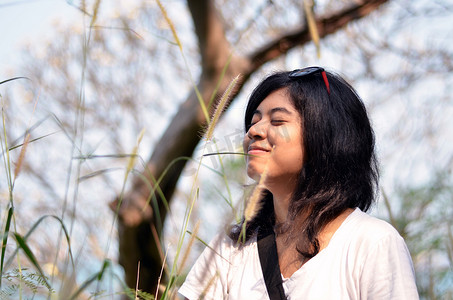 呼吸新鲜空气摄影照片_呼吸新鲜空气的年轻亚裔妇女