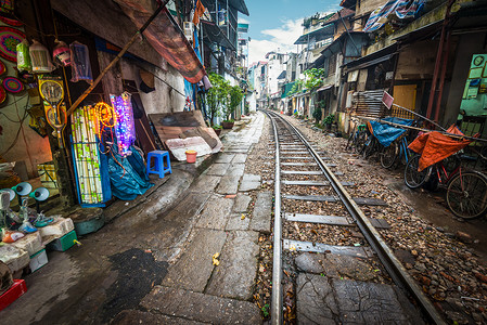 越南摄影照片_越过越南城市街道的铁路。