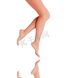 完美的女性腿，在白色背景下被隔离