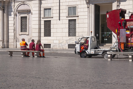 考公务员试题摄影照片_意大利罗马 — 2010 年 6 月 28 日：在罗马休息的公务员