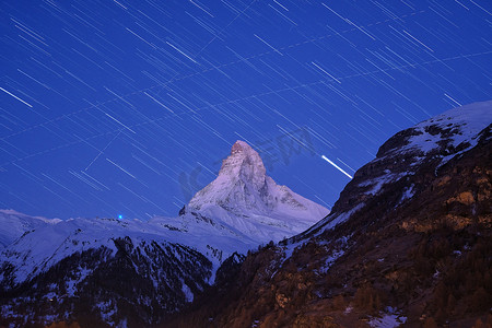 冬天银河摄影照片_美丽的星迹在 nig 著名的马特洪峰上空