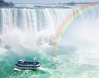 白色游船摄影照片_尼亚加拉大瀑布的彩虹和游船
