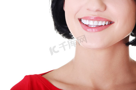 美丽的女人，有着完美的洁白牙齿。