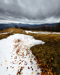 多雪的风雨如磐的山