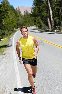 在自然道路上慢跑的跑步运动员