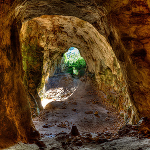 古代穴居摄影照片_Menorca Cova dels Colombs 鸽子洞穴在 es Mitjorn