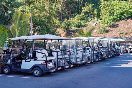 澳大利亚圣灵群岛汉密尔顿岛上的一排高尔夫球车