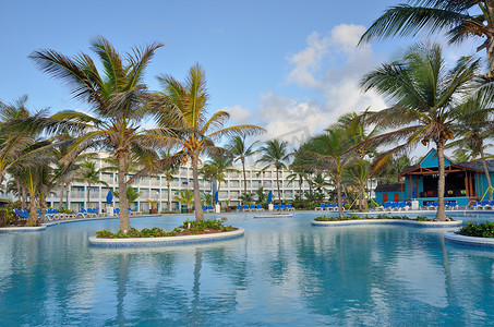 带酒店的大型加勒比游泳池