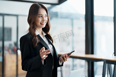 企业主或亚洲女性营销人员在办公室工作中使用商务电话