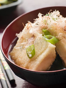 味噌酥炸豆腐配鲣鱼片和泡菜