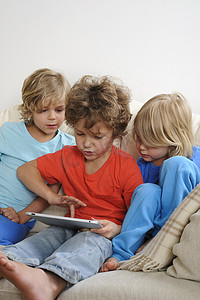 三个小男孩摄影照片_三个男孩在玩平板电脑