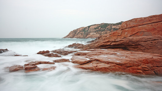 多岩石的海岸和模糊的水
