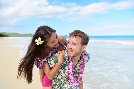海滩情侣在夏威夷度假时开怀大笑