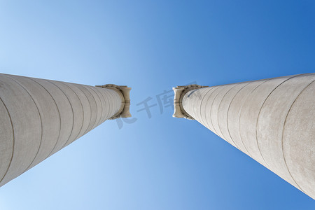 特惠五一摄影照片_巴塞罗那蒙特惠奇宫前的两根柱子