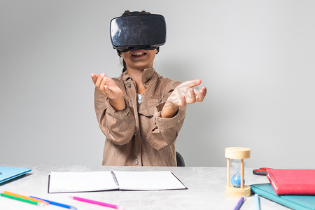 小女孩在家里使用 VR 眼镜学习。